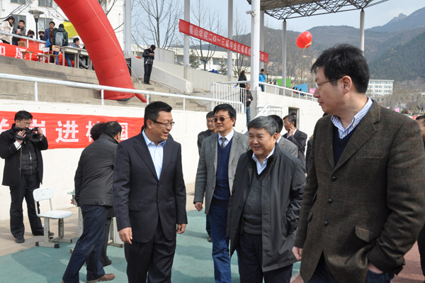 民建市委副主委黄屹峰、企业专委会副主任王宏亲临招聘会现场